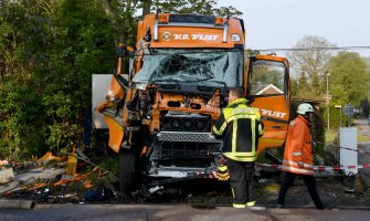 Sudar voza i kamiona na sjeveru Njemačke: 20 ljudi povrijeđeno 