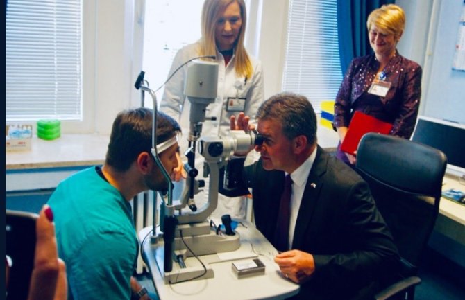 Naš Janošik: Lajčak donirao biomikroskop Klinici za očne bolesti