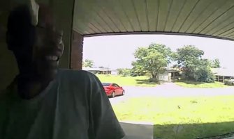 Pozvonio prijatelju na vrata, dočekala ga zmija i ugrizla ga za lice (VIDEO)