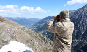 Nastavljena potraga za novinarom Anadolije, pri pokušaju da zabilježi fotografiju pao u provaliju (FOTO)