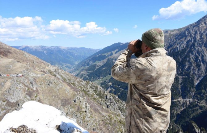 Nastavljena potraga za novinarom Anadolije, pri pokušaju da zabilježi fotografiju pao u provaliju (FOTO)