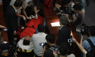 Hong Kong: Poslanici se potukli zbog zakona, više hospitalizovanih (FOTO/VIDEO)