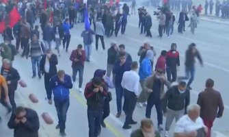 Tirana: Demonstranti bacali Molotovljeve koktele (VIDEO)