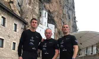 Stigli pod Ostrog : Slavko, Veljko i Ljubiša se poslije tri dana i oko 150 km poklonili moštima sveca