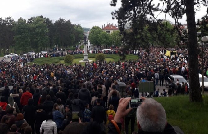 Nikšić: Litiji prisustvovalo hiljade vjernika (FOTO)