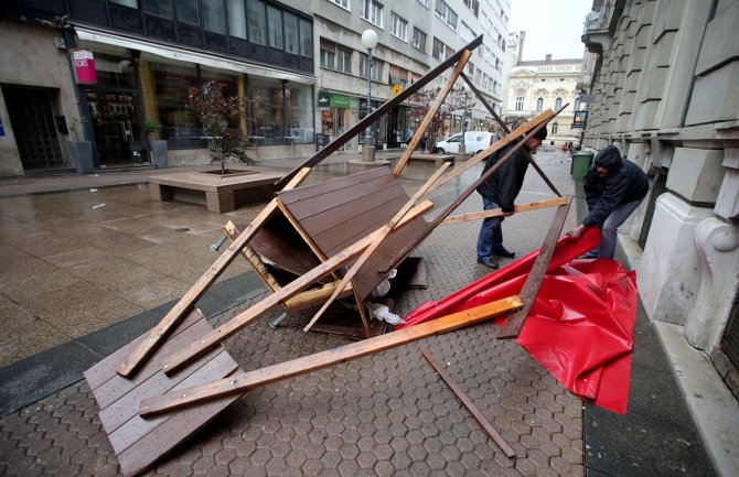 Orkanski vjetar u Zagrebu: Dvije žene povrijeđene, štand pao na 80-godišnjakinju, stablo na tramvaj u pokretu