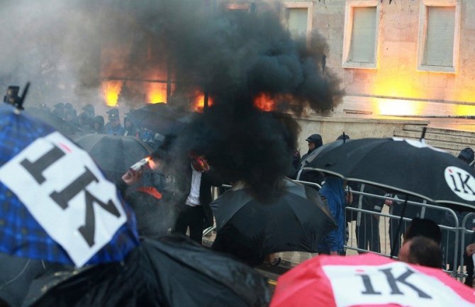 Nove demonstracije Albanaca sa molotovljevim koktelima