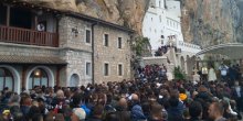 Stari i mladi, bosi, pješke i po kiši do manastira Ostrog: Sveti Vasilije štiti i nadahnjuje (FOTO/VIDEO)