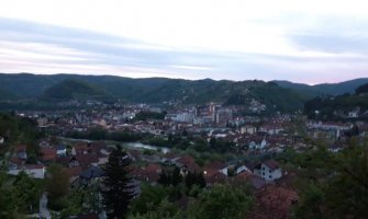 Oblačno sa kišom, do 21 stepen