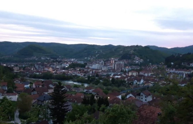 Oblačno sa kišom, do 21 stepen