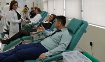 Hrapović sa saradnicima darivao krv