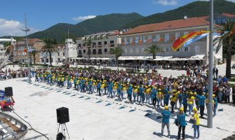 Defile i ples „kvadril“ osamdeset maturanata u Tivtu(FOTO)