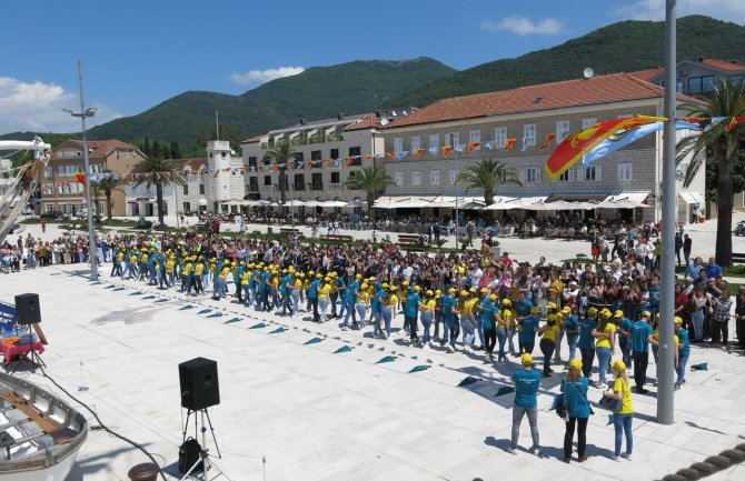 Defile i ples „kvadril“ osamdeset maturanata u Tivtu(FOTO)