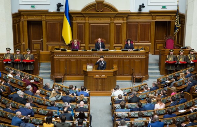 Zelenski položio zakletvu, u parlament došao pješice