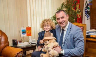 Viktor u gradonačelnikovom krilu i fotelji (FOTO)