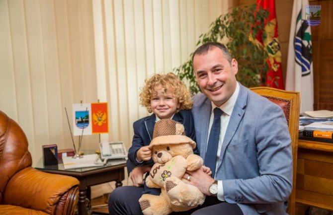 Viktor u gradonačelnikovom krilu i fotelji (FOTO)