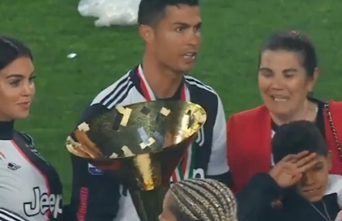 Ronaldo peharom udario sina u glavu(VIDEO)