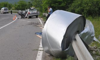 Poginuo vozač u udesu: Rolna lima teška oko devet tona smrvila auto (FOTO)