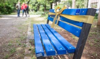 Poklon EU građanima Podgorice: Postavljene nove klupe u sedam parkova
