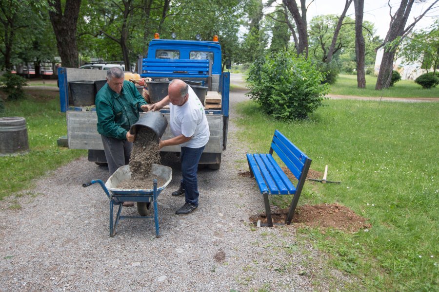 PostavljanjeklupeuNjegosevomparku