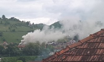 Bijelo Polje: U požaru izgorio krov kuće, nema povrijeđenih(FOTO)