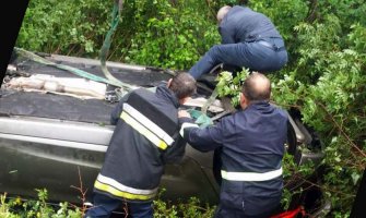Bar: Vatrogasci izvukli vozača iz prevrnutog automobila