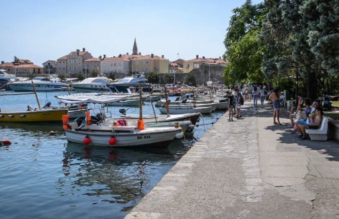 Hotelijeri  iz CG medicinskim radnicima iz korona bolnica poklanjaju odmor