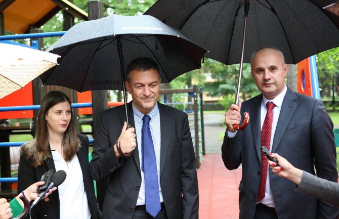  Djeca Cetinja dobila novo igralište u Njegoševom parku