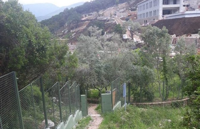 HN: Investitor pregradio pješački put, komunalna skinula kapiju