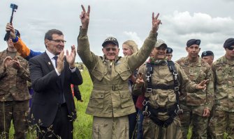 Veteran u 98. godini ponovio skok padobranom u Normandiji (VIDEO)