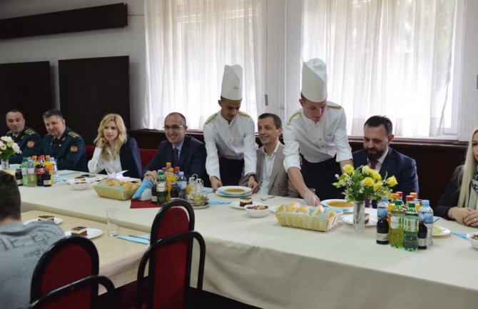 Učenici spremali pasulj sa vojnim kuvarima, probao i ministar Bošković(FOTO)