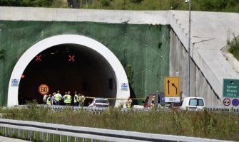 Stravična nesreća: Na autoputu kod Sarajeva poginuli roditelji i kćerka, sin teško povrijeđen