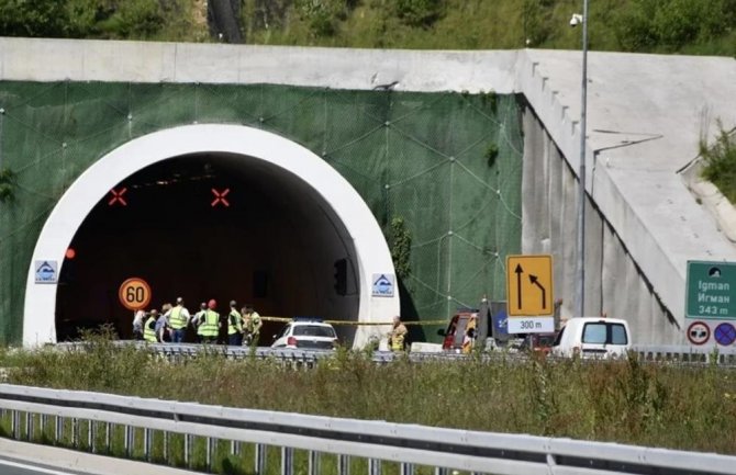 Stravična nesreća: Na autoputu kod Sarajeva poginuli roditelji i kćerka, sin teško povrijeđen