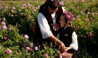  Članice Asocijacije poslovnih žena Crne Gore posjetile polja ruža i destilerije u Bugarskoj 