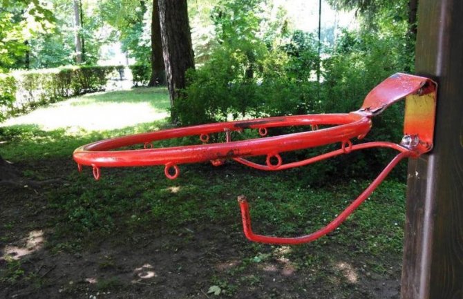  Novo igralište od 20 hiljada eura na Cetinju nije izdržalo ni 7 dana, oštećen mobilijar, polomljen koš