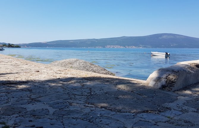 Komunalno uklanja pijesak ispod rive u Donjoj Lastvi