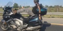 Zakucao se u kamion: Motociklista se snimao kako upravlja nogama dok kuca na telefonu(VIDEO)