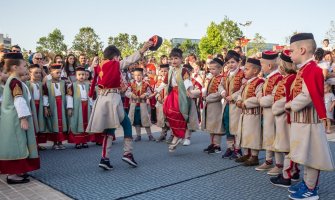 Uz igru sa vršnjacima se najbolje uči