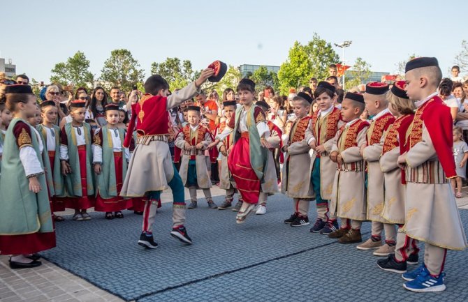 Uz igru sa vršnjacima se najbolje uči