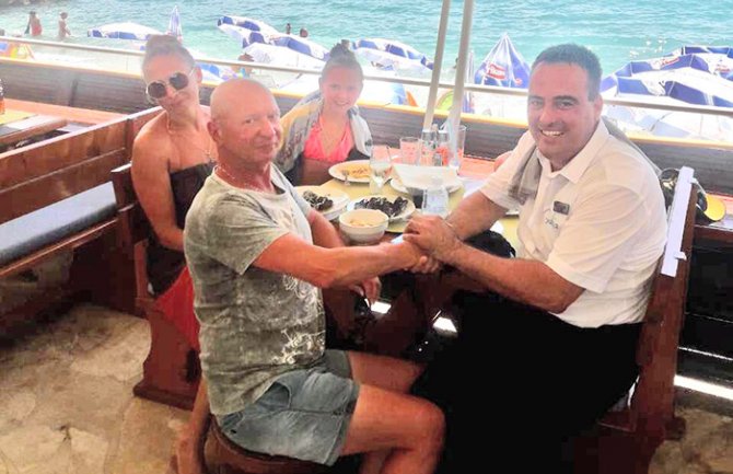 HN: Pošteni konobar vratio Rusu novčanik pun para