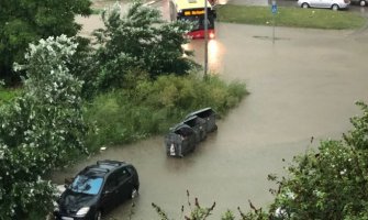 Oluja u Beogradu pravi haos: Oboreno drveće, autobusi zaglavljeni, proradili 