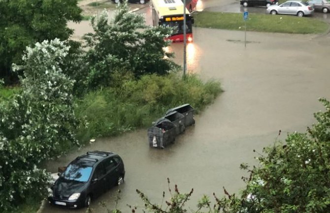 Oluja u Beogradu pravi haos: Oboreno drveće, autobusi zaglavljeni, proradili 