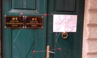 Katanac na ulaz u zgradu SO Kotor