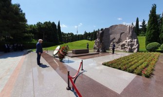 Vijenac na spomenik osnivaču modernog Azerbejdžana