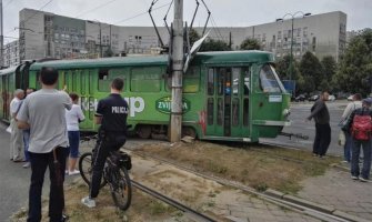 Sarajevo: Tramvaj iskočio iz šina pa udario u stub ulične rasvjete