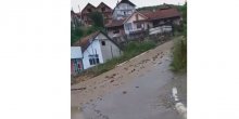 Nevrijeme na jugu Srbije, dio brda se odronio i zatrpao put (VIDEO)