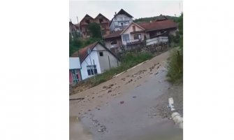 Nevrijeme na jugu Srbije, dio brda se odronio i zatrpao put (VIDEO)