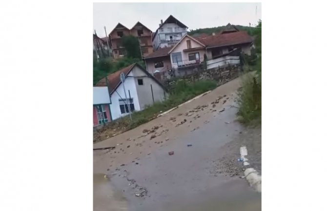 Nevrijeme na jugu Srbije, dio brda se odronio i zatrpao put (VIDEO)