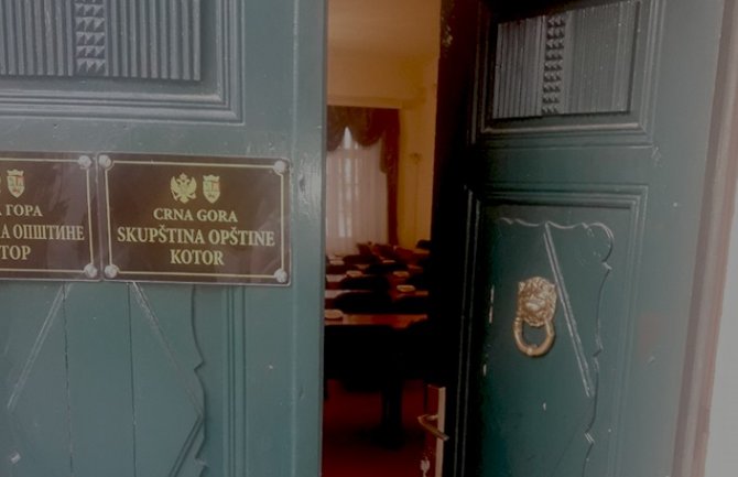 Nakon 4 dana otključali vrata, otpečatili službeni ulaz i ušli u SO Kotor