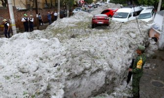 Meksiko pogodila nezapamćena oluja: Grad zakopao automobile, leda metar i po (FOTO)